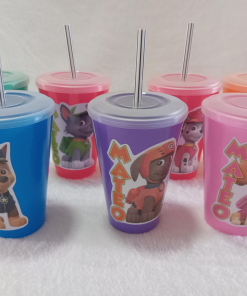 Vaso plastico de colores con sorbete rayado