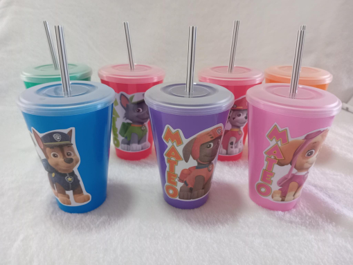 Vaso plastico de colores con sorbete rayado