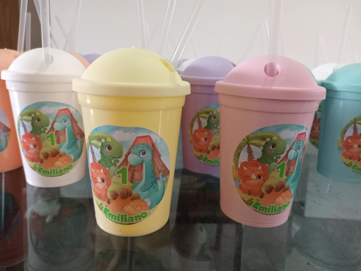 Vaso plastico cónico con sorbete